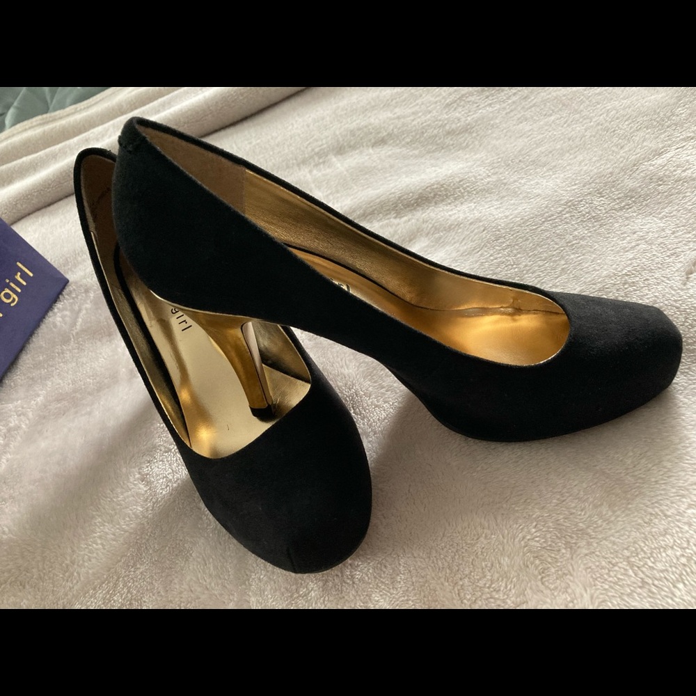 💜madden girl 🖤black suede & gold heels.🥂